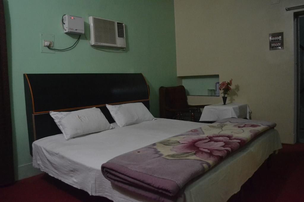 Hotel Sandeep Varanasi Zimmer foto