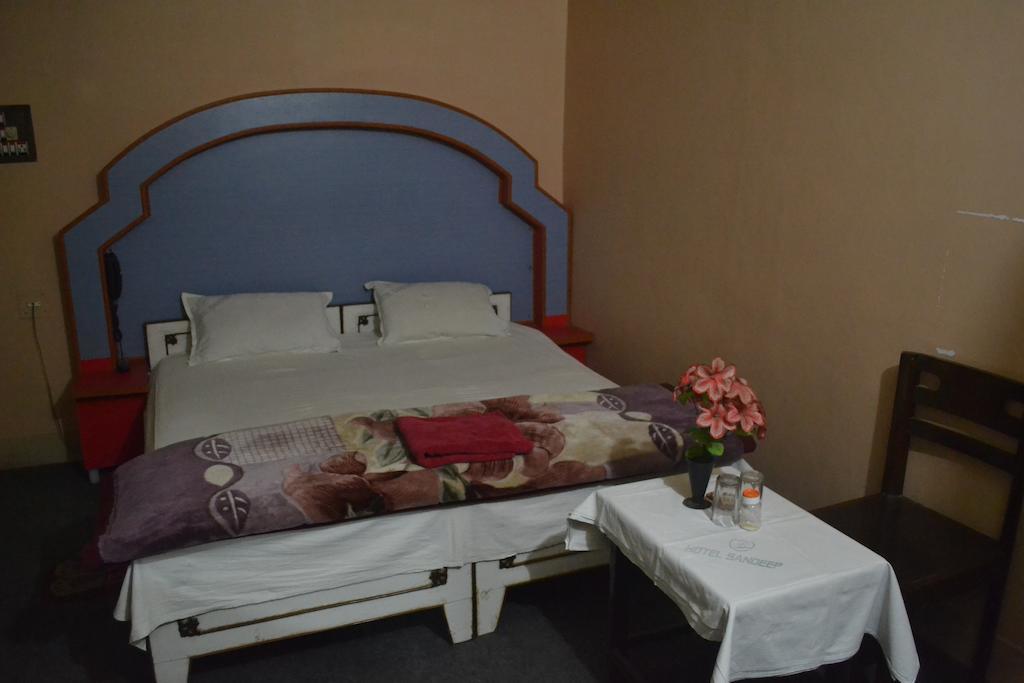 Hotel Sandeep Varanasi Zimmer foto